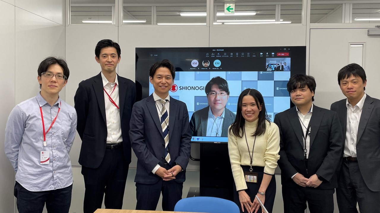 ※	From the left: Kentaro Morimoto, DX Promotion Division; Kazuma Maeda, Research Division; Keita Tanaka, Integrated Disease Care Division; Masayuki Kobayashi, DX Promotion Division (On the TV); Yuki Nishimura, Hiroki Chinen, Tatsuya Yanagawa, All three belong to the Integrated Disease Care Division   