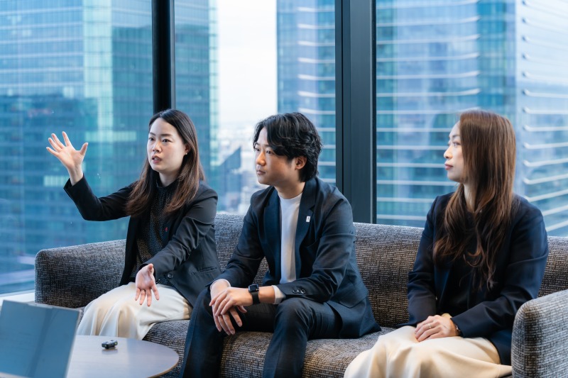 左から浅沼志保（キャリア採用）、山中英樹、前田早紀（新卒採用）