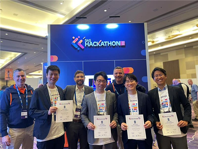 世界的なITイベント「SAS Innovate」のハッカソンに参加、3位に入賞する快挙を達成（右から2番目が小林さん）。