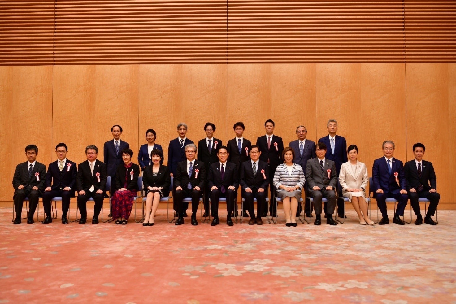表彰式での受賞者の記念撮影写真(前列左2番目から国立大学法人北海道大学 准教授 北島正章、株式会社AdvanSentinel 代表取締役社長 古賀正敏、塩野義製薬株式会社 取締役副会長 澤田拓子)