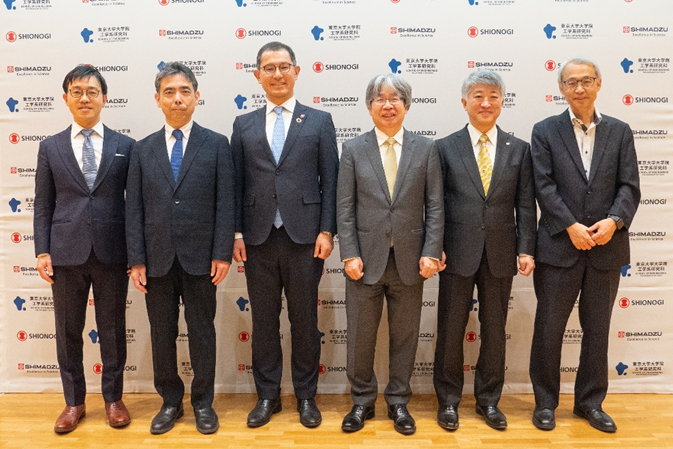 発表会での登壇者の記念写真 左から北島特任教授、片山教授、小林イノベーションフェロー、 加藤工学系研究科長、的場常務執行役員、滝沢センター長