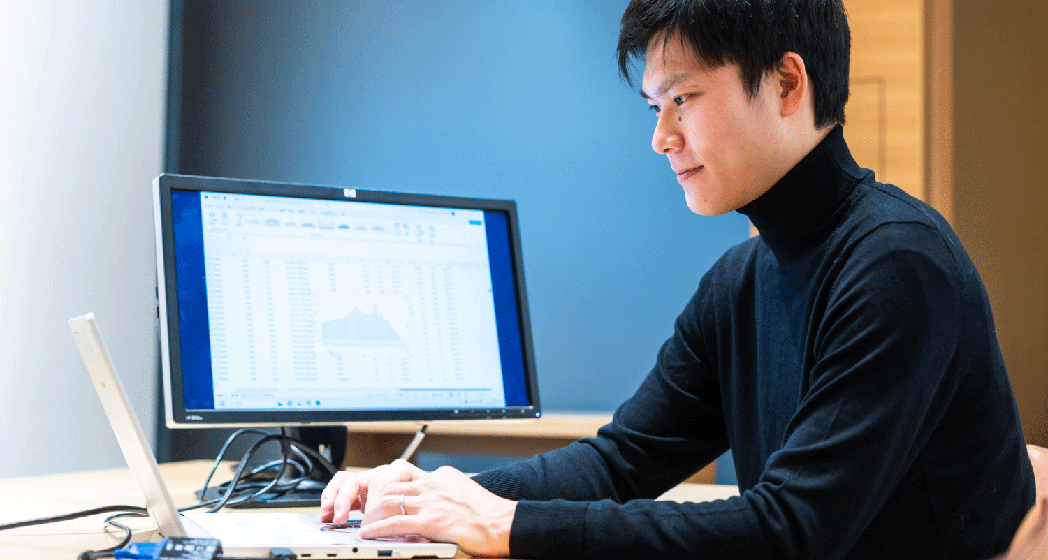 データ解析する社員