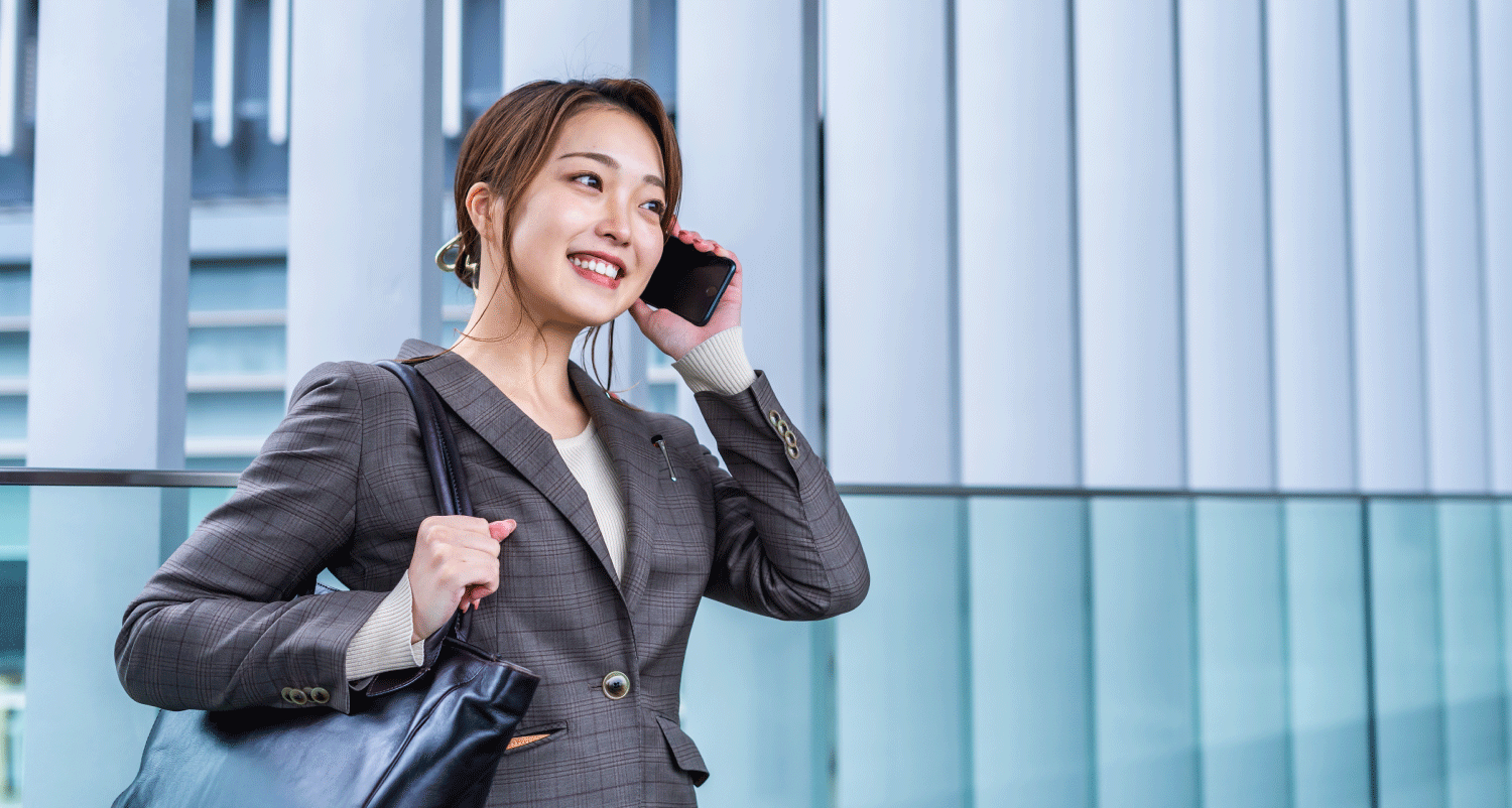 携帯で電話する社員