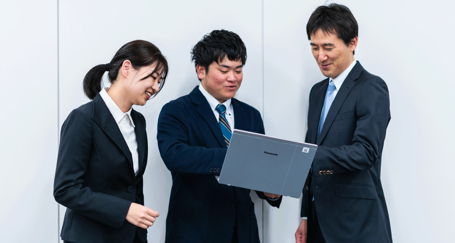 ディスカッションする社員たち