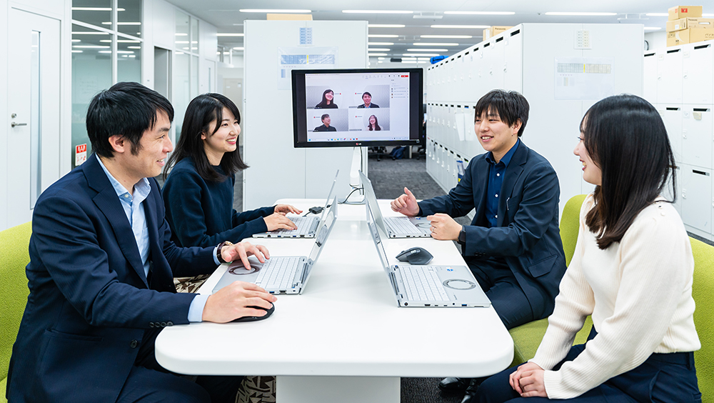 会議をする社員たち
