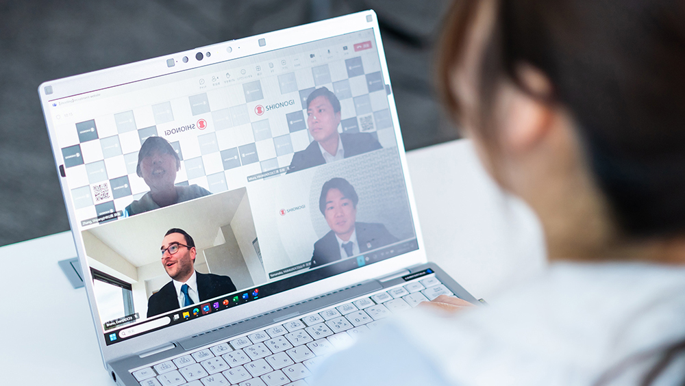 Web会議をする社員たち