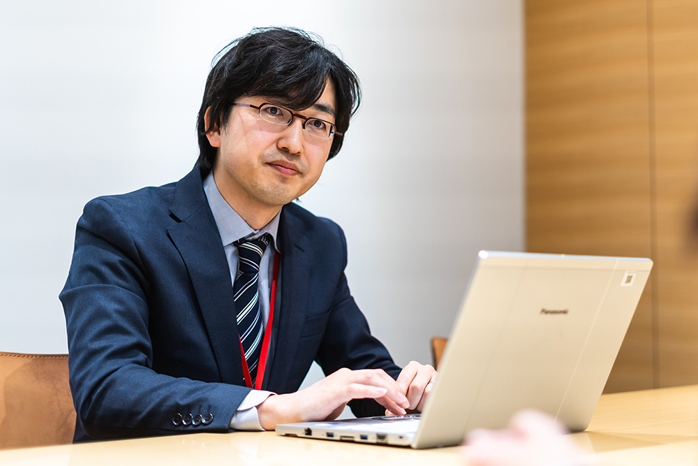 デスクワークをする社員