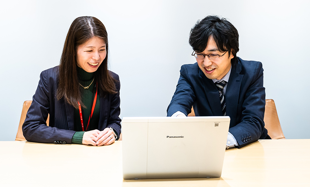 ディスカッションする社員たち