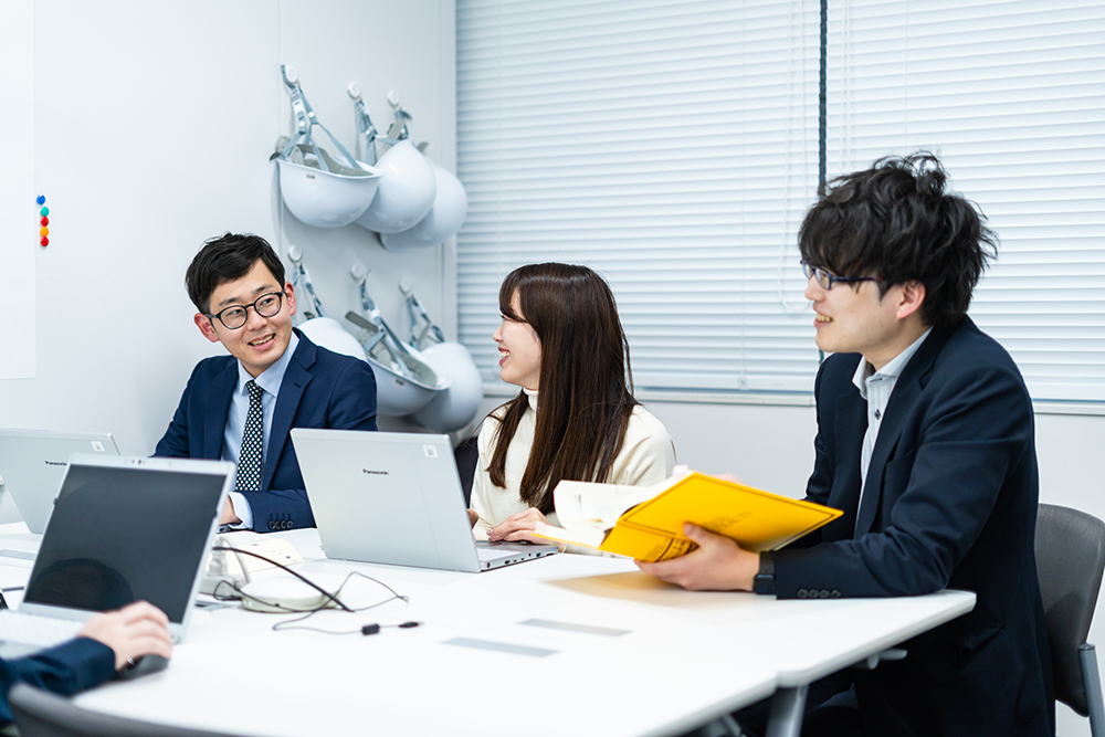 会議をする社員たち