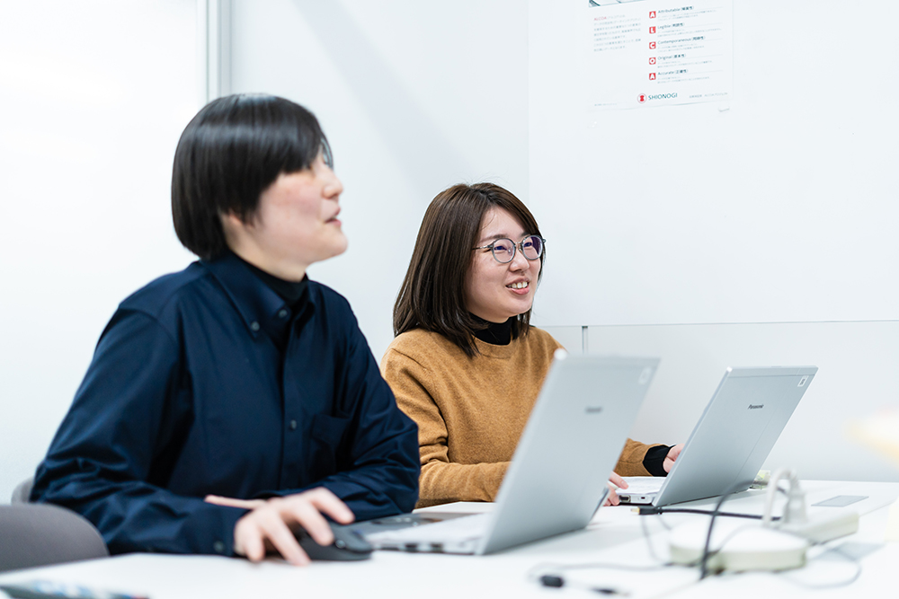 会議をする社員たち