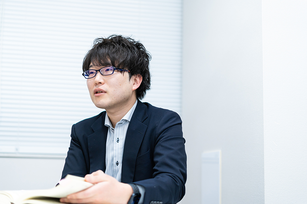 会議をする社員たち