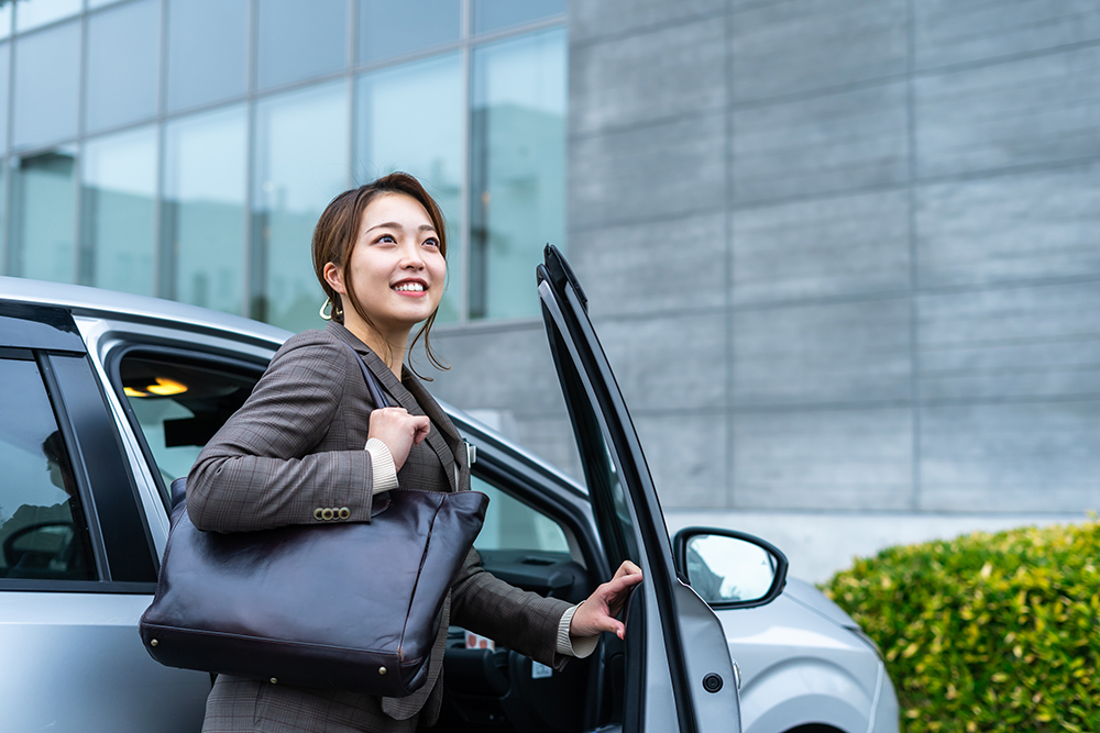 営業車から降りてくる社員