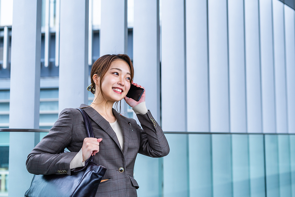 携帯電話で電話する社員