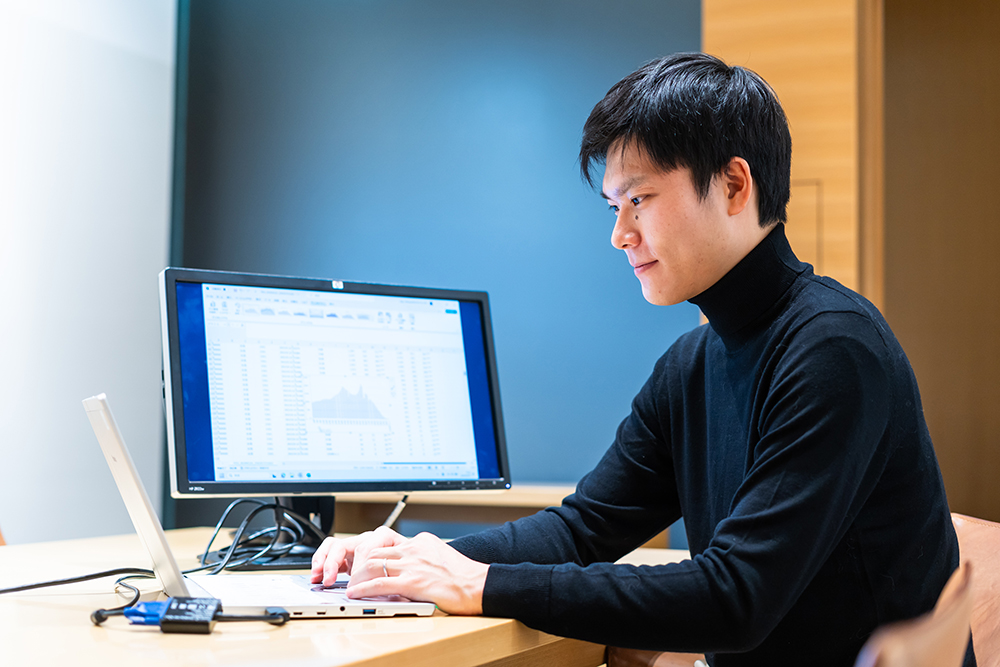 データ解析する社員