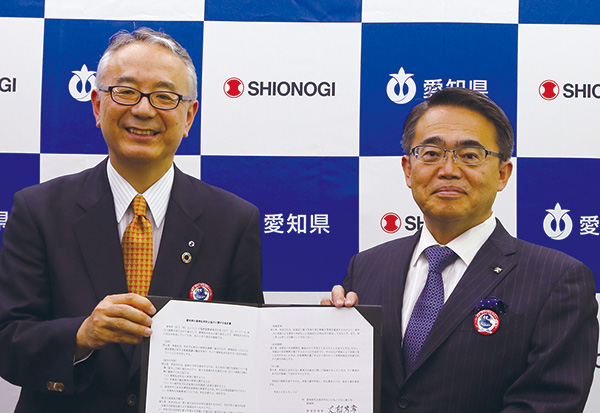 左:手代木功社長、右:愛知県・大村秀章知事