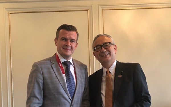 左:WADAウィトルド・バンカ会長、右:手代木功社長