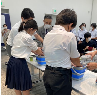 中学生の企業訪問学習の様子