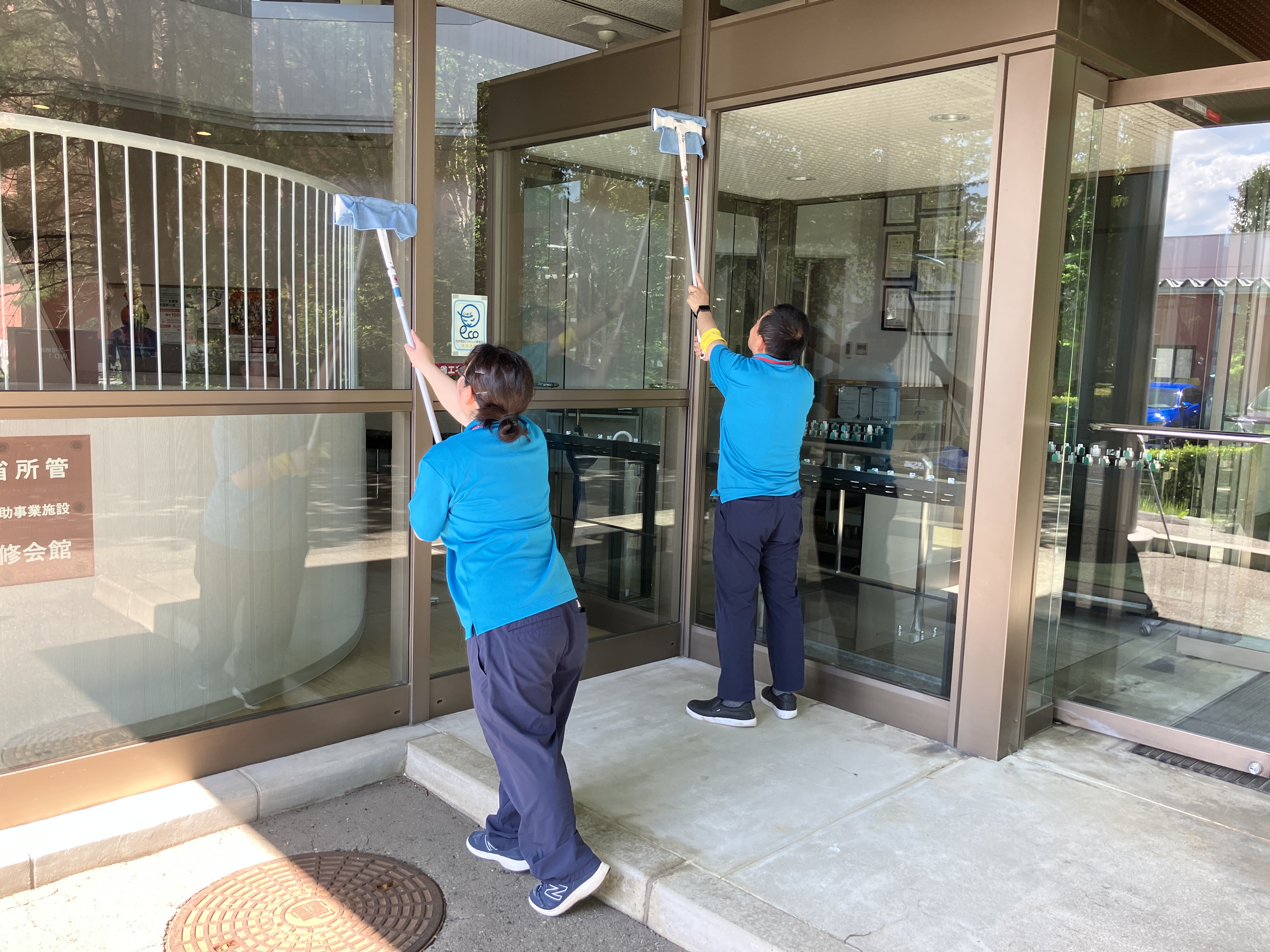 障がいのある人2名が階段清掃をしている写真です。