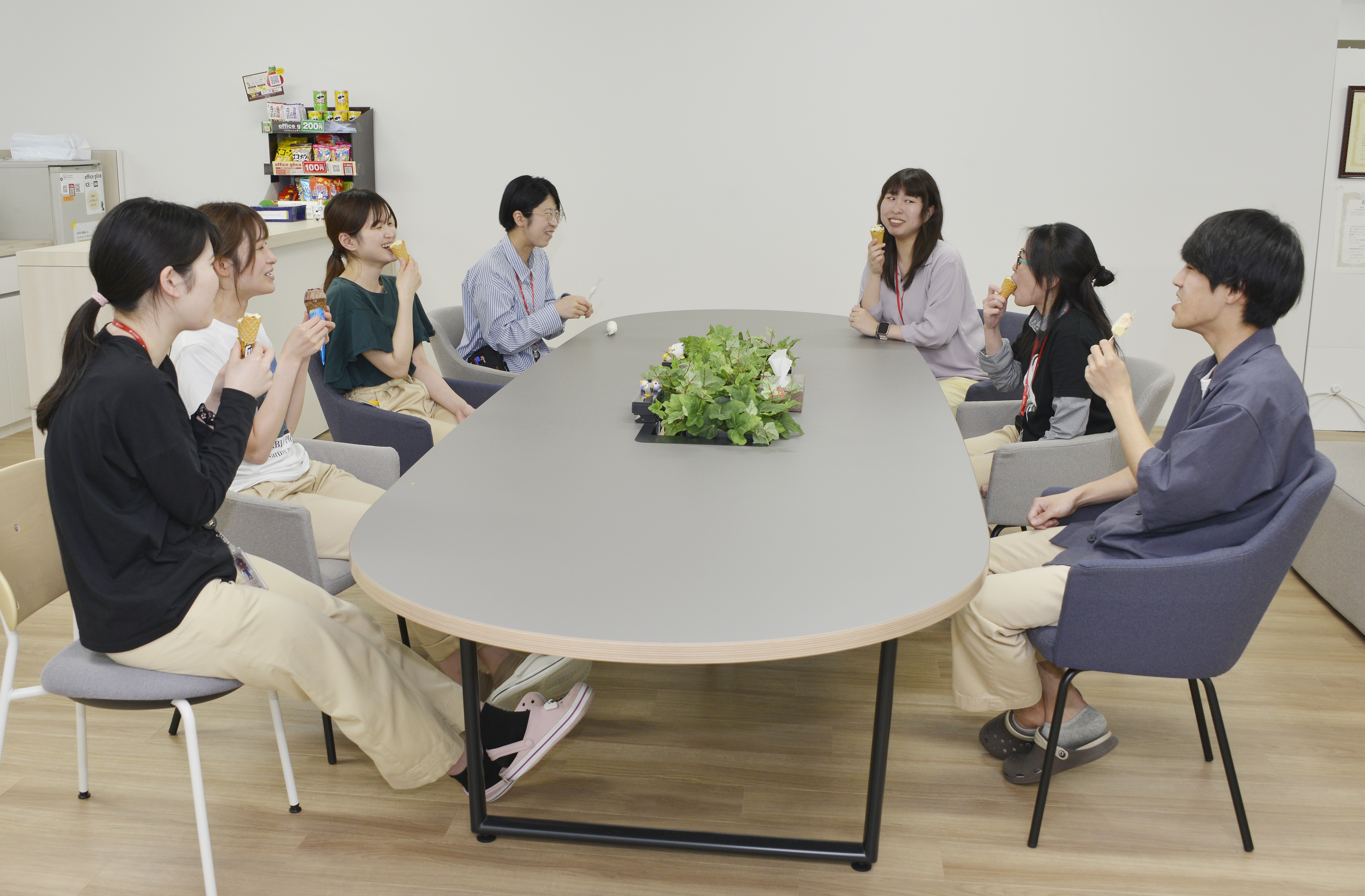 従業員が休憩場所を利用している写真