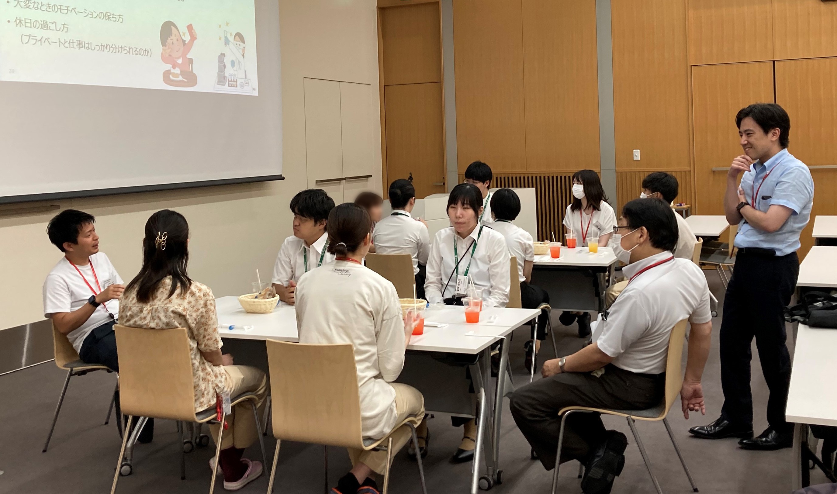 内定者懇親会で先輩社員と交流している写真