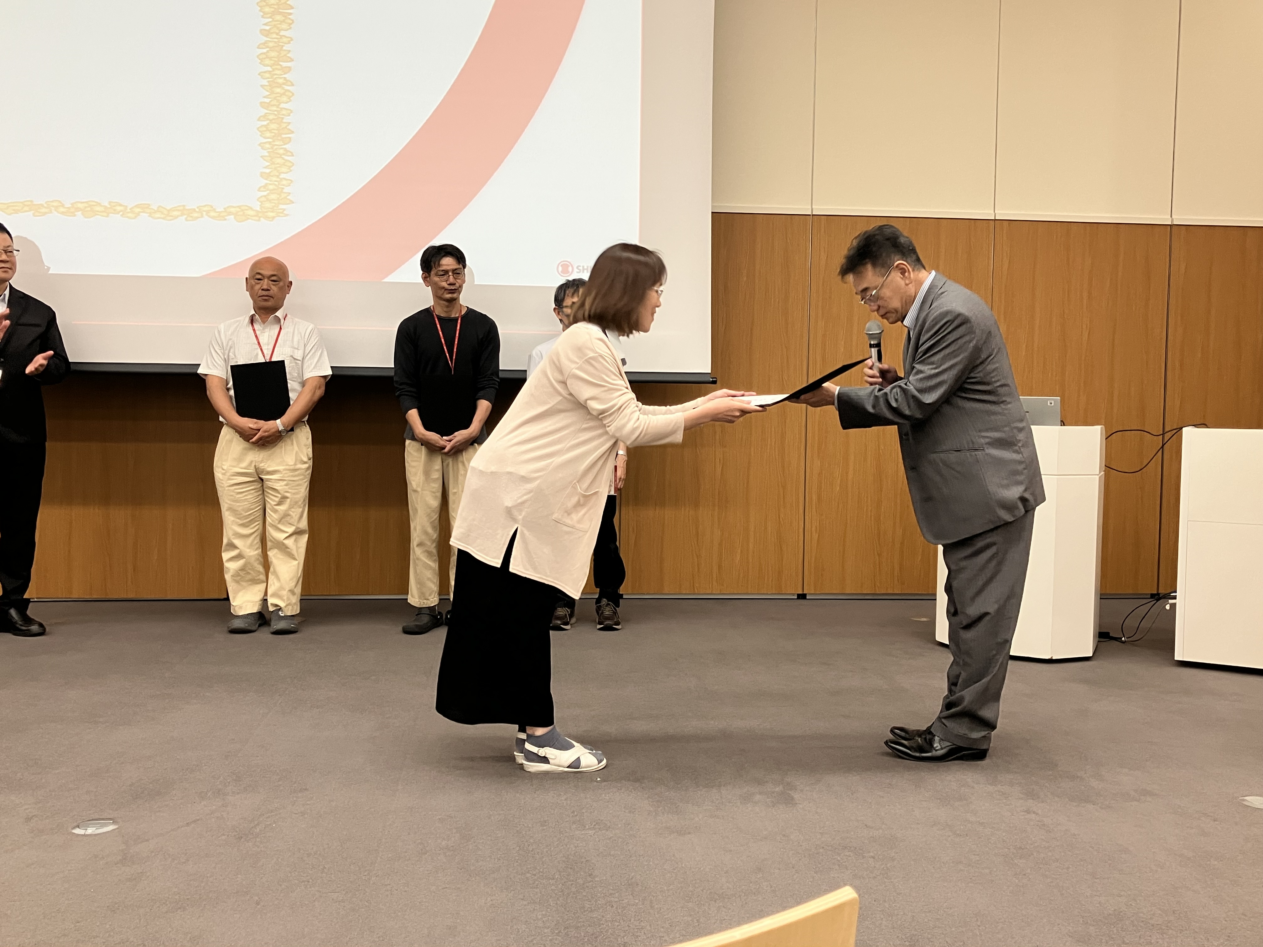 永年勤続表者が社長から表彰状を受けっとっている写真