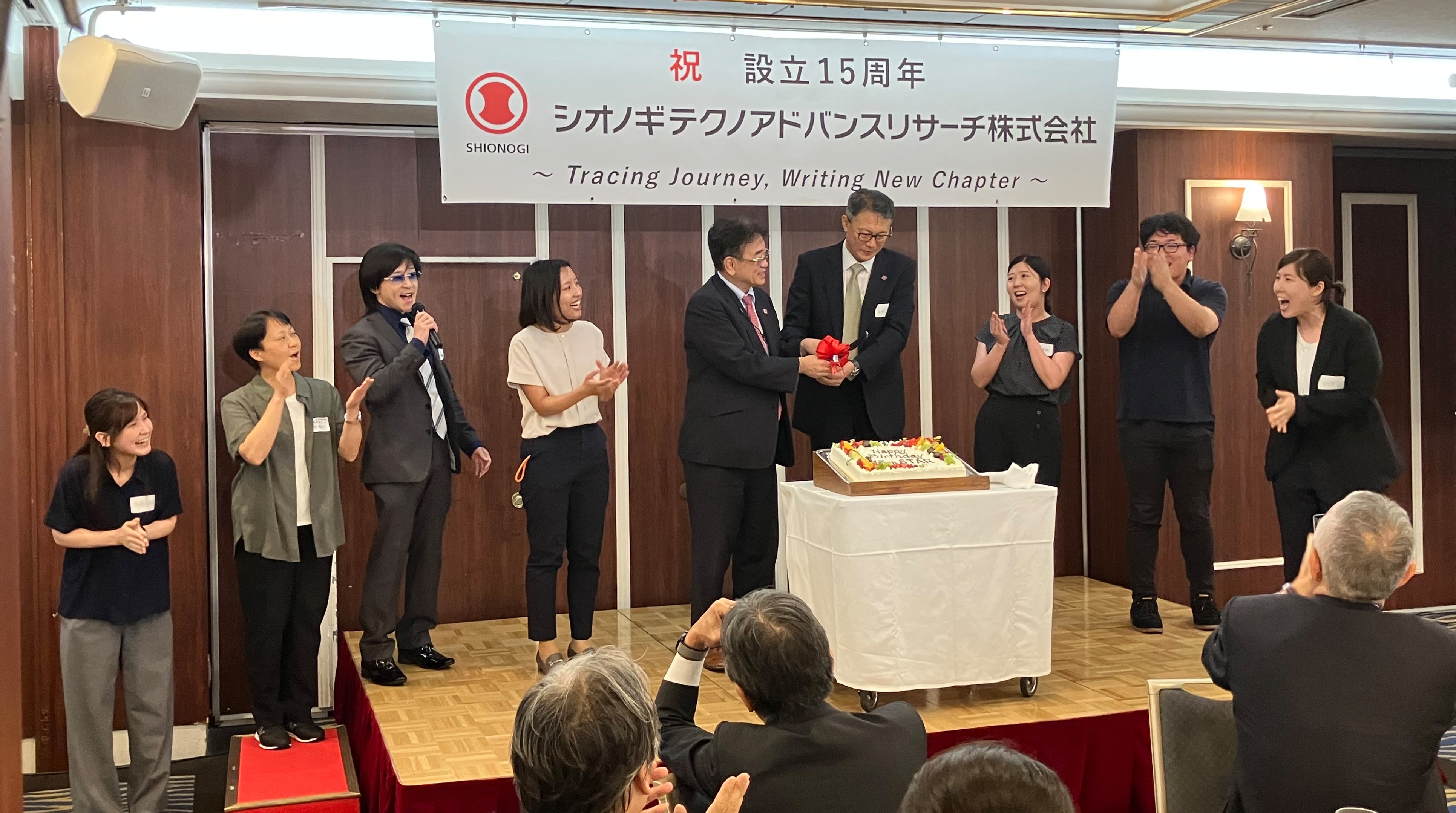 15周年記念パーティのケーキカットの写真