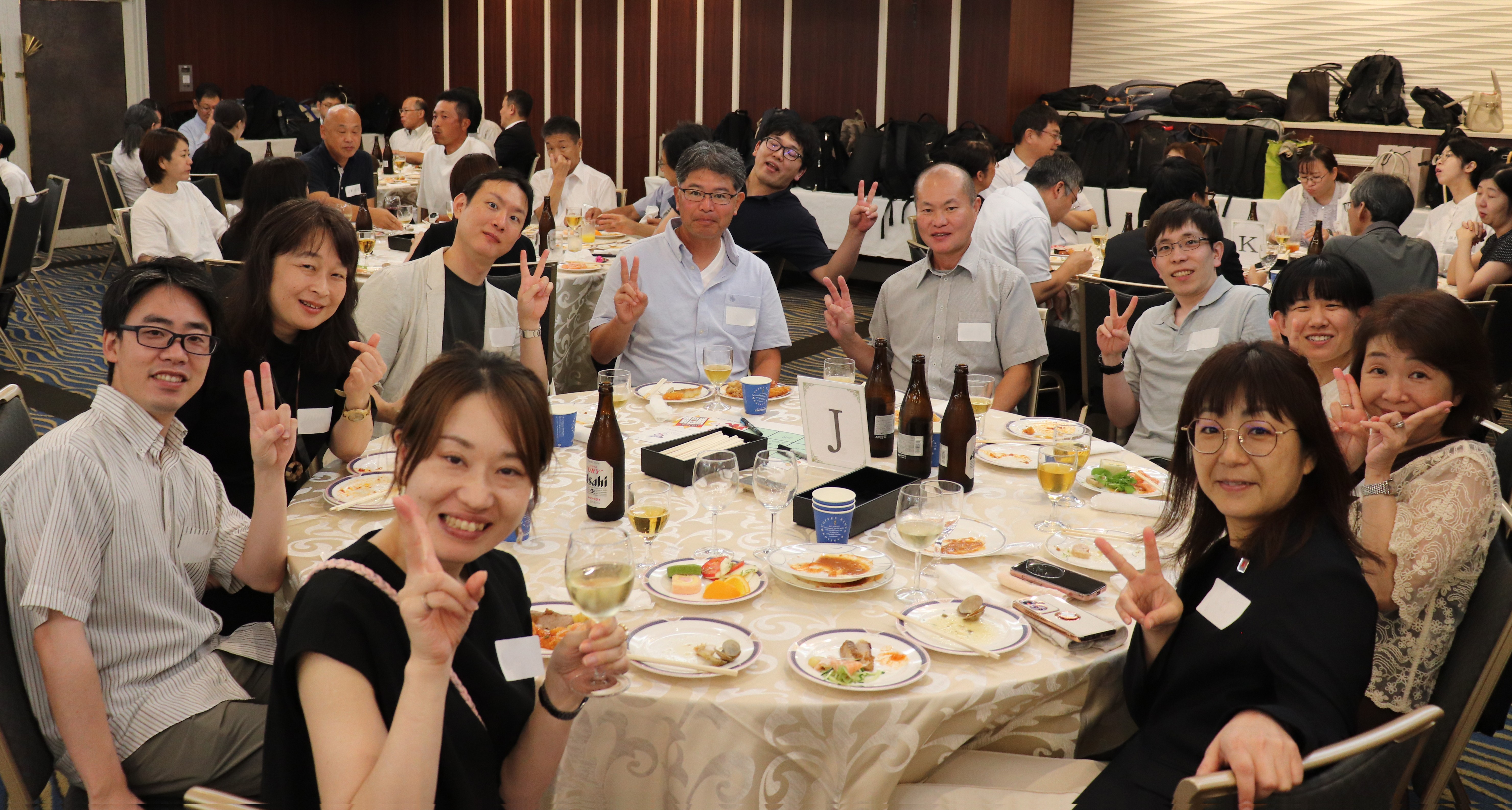 15周年記念パーティーの歓談風景の写真