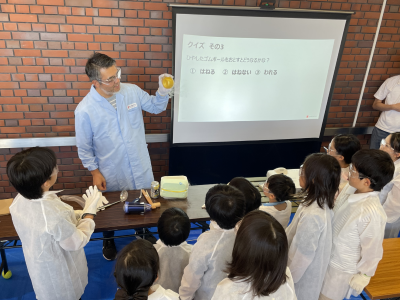 小学生に実験を教える写真の写真