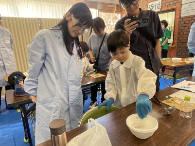 小学生に実験を教える写真の写真